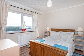 5 bedrooms, iron/ironing board, travel crib, WiFi - Trearddur Bay Home with a View, Beach & Snowdon Mountain Range and Hot Tub (Trearddur Bay)