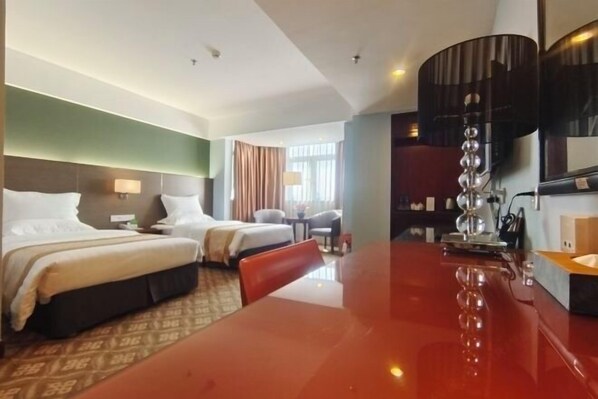 A hotel room with two beds, a dining table, and a TV. - Shunjing Hotel (Zhongshan)