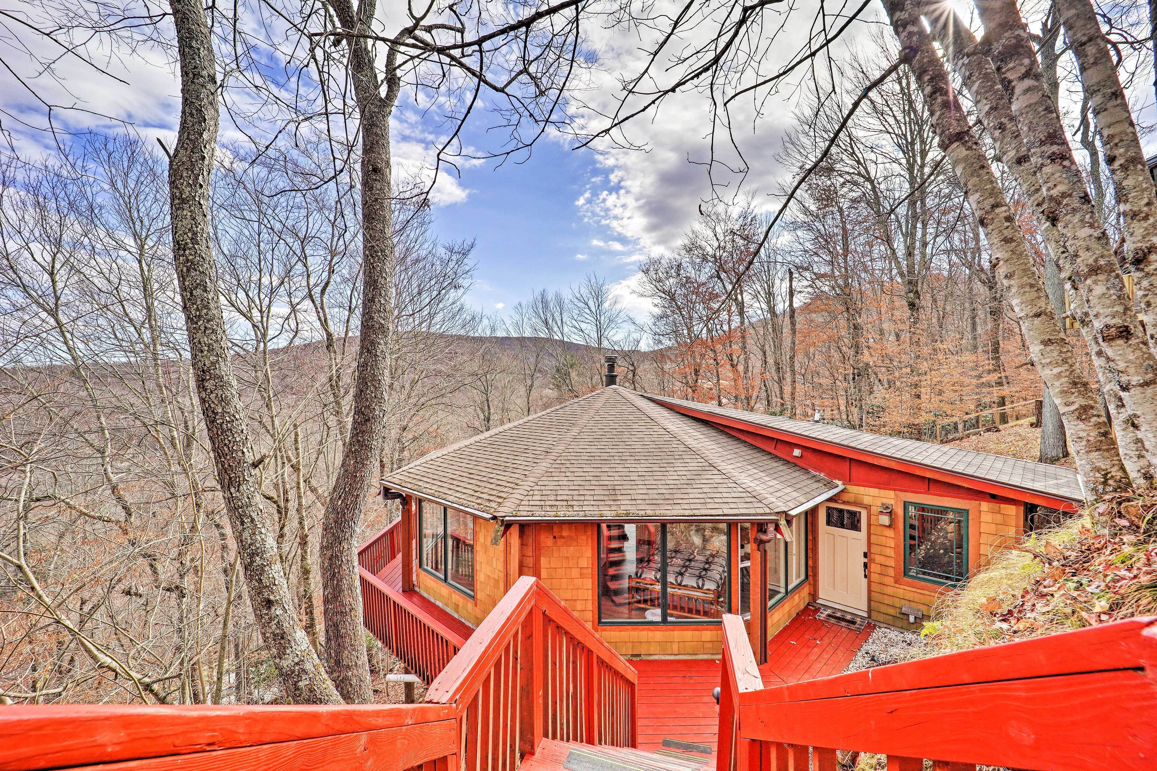 Mountain Treehouse: A Unique Hilltop Hideaway