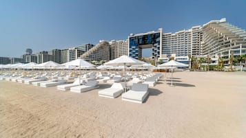 På stranden, solstolar och strandhanddukar