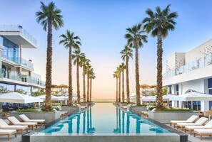 Una piscina al aire libre, una piscina climatizada