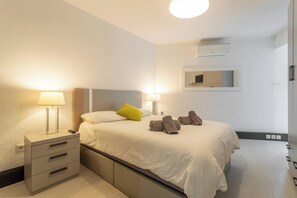 1 slaapkamer, een strijkplank/strijkijzer, gratis wifi, beddengoed