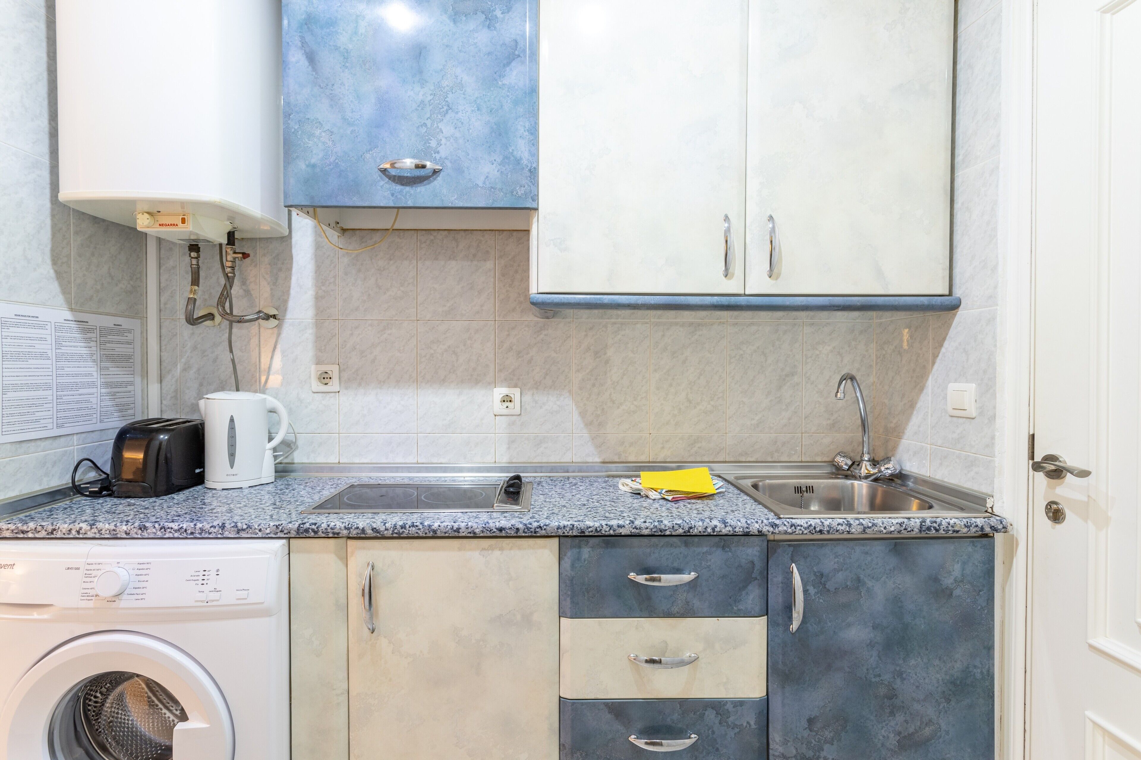 Frigorífico, microondas, placa de cocina y utensilios de cocina