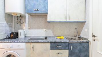 Frigorífico, microondas, placa de cocina y utensilios de cocina