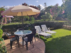 Outdoor dining - Vacation Home 'Villetta Agli Ulivi' near La Cinta Beach with Garden & A/C (San teodoro)