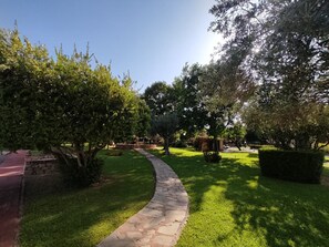 Property grounds - Vacation Home 'Villetta Agli Ulivi' near La Cinta Beach with Garden & A/C (San teodoro)