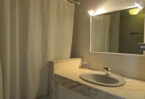 Bañera y toallas