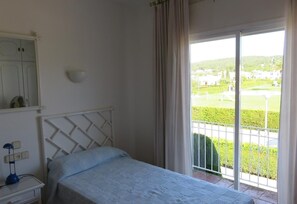 2 chambres, fer et planche à repasser, draps fournis