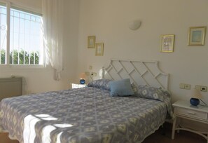 2 slaapkamers, een strijkplank/strijkijzer, beddengoed