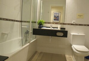 Bathtub, towels - Apartment 'Estartit Park Pb-1' with Shared Pool, Wi-Fi and Air Conditioning (L'Estartit)