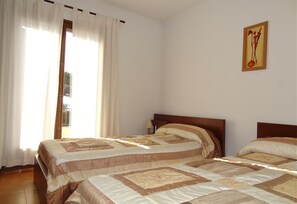 3 slaapkamers, een strijkplank/strijkijzer, gratis wifi, beddengoed