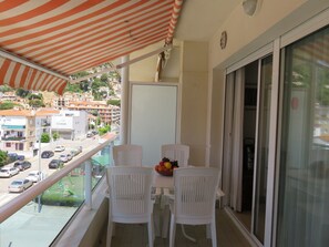 Outdoor dining - Apartment "Brisas Del Mar 3-2" Near the Beach with Pool, Wi-Fi, Terrace & Garden (L'Estartit)