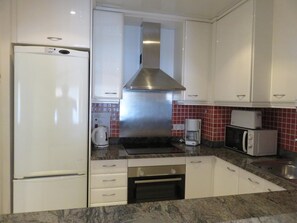 Een koelkast, een microgolfoven, een oven, een kookplaat