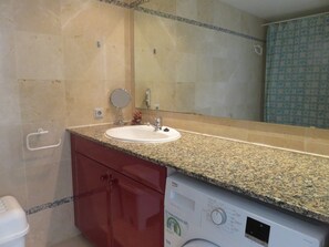 Bathtub, towels - Apartment Mar Dòr Duplex with Pool, Wi-Fi & Garden (L'Estartit)