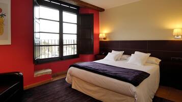 10 bedrooms, iron/ironing board, free WiFi, bed sheets