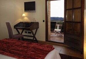 10 bedrooms, iron/ironing board, free WiFi, bed sheets