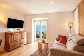 TV - Apartment "Brantenhof Vinea" with Mountain View, Sauna and Wi-Fi (Kurtatsch)