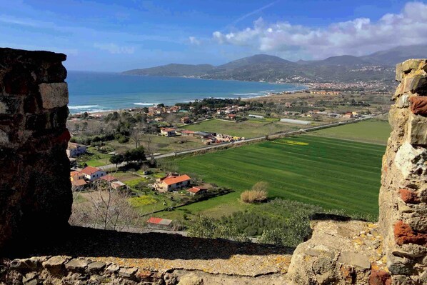 Un pueblo costero con vistas al mar y a las montañas.