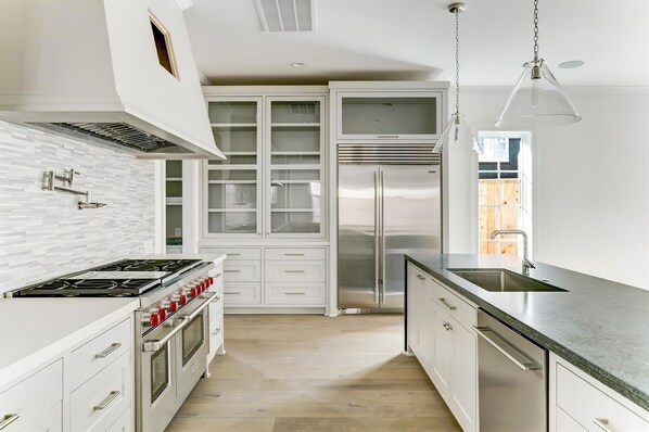 Réfrigérateur, micro-ondes, four, lave-vaisselle