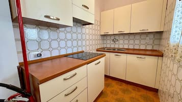 Geladeira, micro-ondas, cooktop, talheres/pratos/utensílios de cozinha