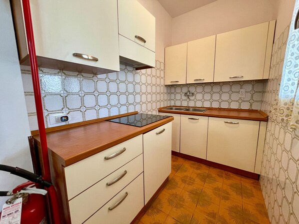 Refrigerador, microondas, parrilla de estufa y utensilios de cocina 