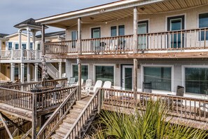Terrace/patio - Mystic Mermaid - Oceanfront home, 5 Bedrooms / 4.5 Bathrooms (Holden Beach)