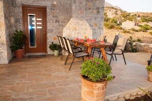 تناول الطعام بالخارج