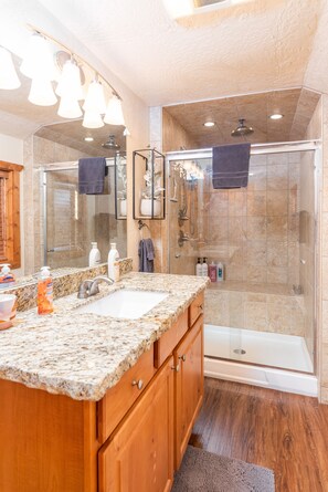 Shower, hair dryer, towels - Sawmill Creek #5 - Cozy, Spectacular Mountain Gem (Brian Head)