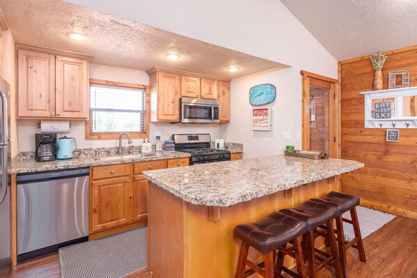 Fridge, microwave, oven, stovetop - Sawmill Creek #5 - Cozy, Spectacular Mountain Gem (Brian Head)