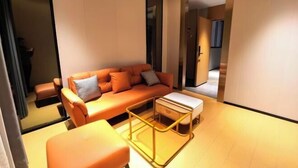 Un salon moderne avec un canapé, une table basse et un miroir.