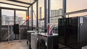 Une buanderie équipée d’un lave-linge, d’un sèche-linge et d’un réfrigérateur.