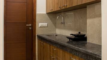 Executive-Studio | Eigene Küche | Kühlschrank, Mikrowelle, Wasserkocher mit Kaffee-/Teezubehör
