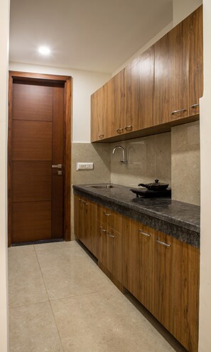 Executive Studio | Private kitchen | Fridge, microwave, coffee/tea maker, cookware/dishes/utensils - Perch Service Apartment-MG Road (Gurugram)