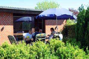 Outdoor dining - Landidyll on the Baltic Sea - accessible vacation apartment (Heringsdorf)