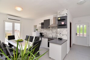 Refrigerador, horno, placa de cocina, lavavajillas