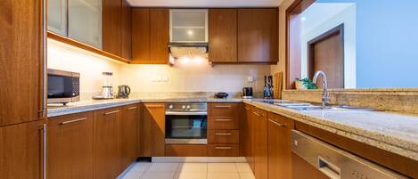 Køleskab, mikrobølgeovn, kogeplade, elkedel