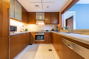 Réfrigérateur, micro-ondes, plaque de cuisson, bouilloire électrique