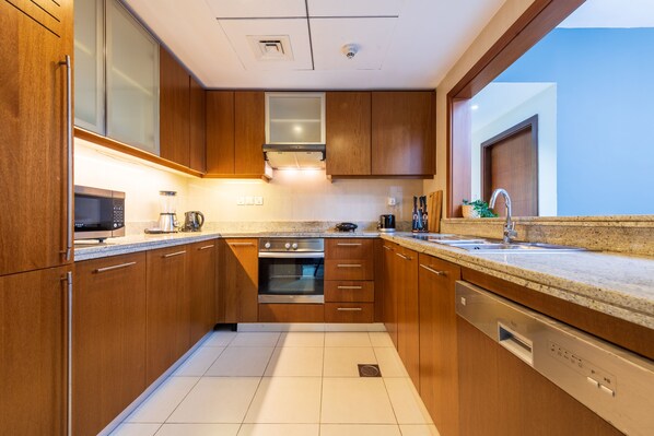 Refrigerador, microondas, parrilla de estufa y tetera eléctrica