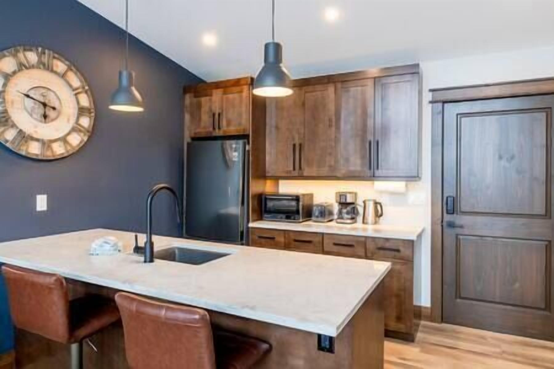 Fridge, microwave, dishwasher, coffee/tea maker