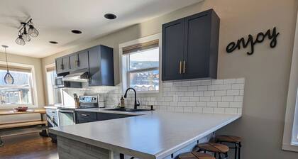 Mountain Getaway-Easy Walk to Base of the Ski Hill