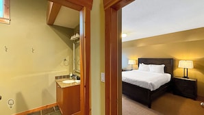 Room - 3 BR Luxury Townhouse / Mountain views (Fernie)