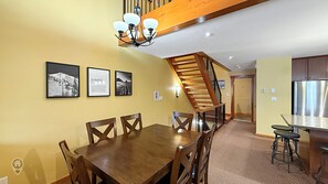 Dining - 3 BR Luxury Townhouse / Mountain views (Fernie)