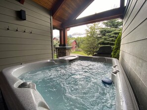 Outdoor spa tub - 3 BR Luxury Townhouse / Mountain views (Fernie)