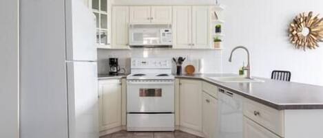 ثلاجة، ميكروويف، فرن، موقد طهي مسطح