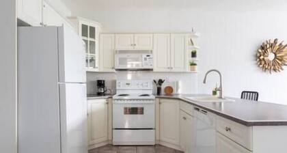 Modern / Pool & Golf Nearby /King Bed / BBQ