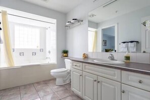 Secador de cabelo, toalhas de banho, sabonete, shampoo