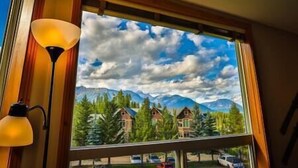 Ein Fenster mit Blick auf Häuser und Berge.