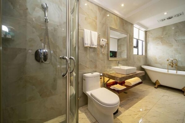 A modern bathroom with a glass-enclosed shower, a toilet, a sink, and a freestanding bathtub. - Aishang Hotel (Ji'an People's Square Branch) (Ji'an)
