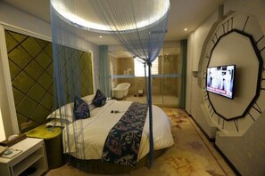 A hotel room with a bed, a television, a clock, and a shower area. - Aishang Hotel (Ji'an People's Square Branch) (Ji'an)