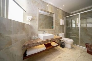 A modern bathroom with a marble vanity, a large mirror, a toilet, and a glass shower enclosure. - Aishang Hotel (Ji'an People's Square Branch) (Ji'an)